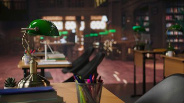 Tarihi cazibesi ve güzel dekorasyonları olan eski moda kütüphane alanı klasik estetik yaratan çalışma masaları. Bilgi ve bilgelik için sofistike ve barışçıl bir ortam.