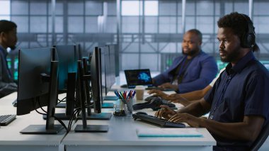 Veri merkezine giren teknisyen, müziği ayarlıyor ve yapay zeka öngörü sistemleri üzerinde çalışmaya başlıyor. Sunucu merkezi elemanı donanım arızalarını tanımlamak için yapay zeka kullanıyor. Kamera A