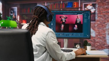 Ofisteki kadın yapay zeka yazılımını kullanarak metni fotoğrafa çeviriyor. Kelimeleri resimlere dönüştüren yapay zeka üreticisini görüntülemek için metin kullanan kişi, kamera B