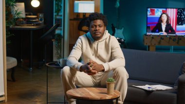 Afrikalı Amerikalı bir adamın POV 'u evinden bir web kursuna katılıyor, bir profesörle video bağlantısı üzerinden görüşüyor. Uzaktan yüksek lisans eğitimi alan kişi, telekonferans. Kamera A.