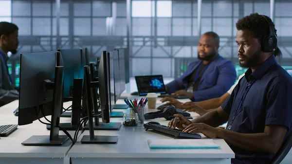 Veri merkezine giren teknisyen, müziği ayarlıyor ve yapay zeka öngörü sistemleri üzerinde çalışmaya başlıyor. Sunucu merkezi elemanı donanım arızalarını tanımlamak için yapay zeka kullanıyor. Kamera A