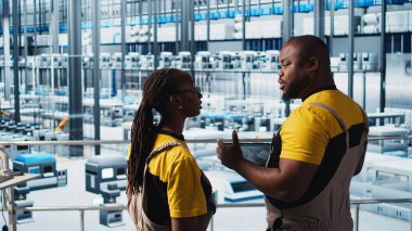 Takım çalışması zeki fabrika meslektaşları beyin fırtınası yapıyor, otomasyon ekipmanları programlıyor. Endüstri 4.0 fabrika çalışanları CAD yazılımı, kamera A kullanarak robot makineler tasarlamak için birlikte çalışıyorlar.