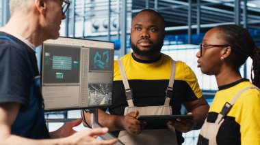 Deneyimli takım lideri, 4.0 fotovoltaik fabrikasında yeni öğrencilere indüksiyon yapıyor. Akıllı güneş panelleri fabrikasında kıdemli mühendis stajyerlere güç üretimini arttırmayı öğretiyor, kamera A