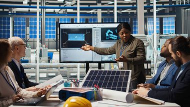 Fabrika araştırma ve geliştirme bölümü bilim insanları, dayanıklılık ve performans konusunda çığır açan kamera A 'yı hedefleyen yeni nesil güneş panelleri için nanomateryalleri test etmek için işbirliği yapıyorlar.