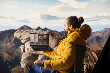 Genç CEO dağın tepesinden gelen bir video çağrısına güçlü bir sinyalle giriyor, her zaman iş bağlantıları ile bağlantılılar ve iş konuları hakkında tartışıyorlar. İşkolik iş adamı yürüyüşü.