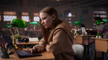 Üniversite öğrencisi bir görev yaratmak için birincil kaynak materyaller ve akademik kaynaklar aracılığıyla dış ilişkiler üzerine araştırma yapar. Burs ve diploma için çok çalışan bir kız. Kamera B.