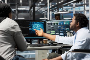 Veri merkezi yöneticisi ve belden aşağısı felçli mühendis yapay zeka bilgisayarlı model kullanıyor. Makine öğrenme algoritması kullanarak sunucu odası lideri ve tekerlekli sandalyede çalışan bir işçi.