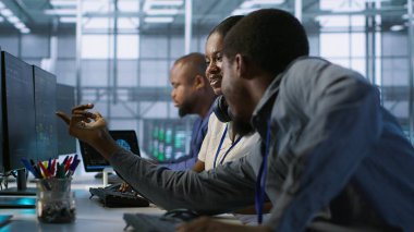 İş arkadaşı, sunucu merkezi mühendisine felaket kurtarma planlarının geliştirilmesi ve en az aranın sağlanması konusunda fikir veriyor. Veri merkezinde çalışan bir işçi performansı izlemede yardımcı oluyor, kamera A