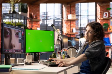 Tasarım yazılımı ve maketi ile fotoğraf düzenleyen genç yaratıcı kadın grafik tasarım endüstrisinde dijital araçlarla çalışıyor. Düzenleyici yeni rötuş teknikleri ve medya üretimi buldu.