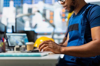 Photovoltaics erkek çalışanı bilgisayarda performans verilerini analiz ediyor ve verimliliği optimize ediyor. Güneş paneli fabrika mühendisi güneş pilleri üzerinde çalışıyor prototip tasarlıyor, yenilikçi üretim.