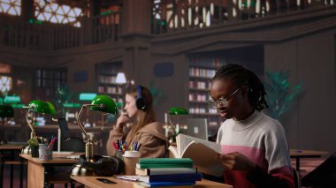 Afrikalı Amerikalı bir kız kampüs kütüphanesindeki veritabanını kullanarak celpler ve diğer bilgiler için bekar kağıdı araştırması yapıyor. Diploması üzerinde çalışan zeki bir öğrenci. Kamera B.