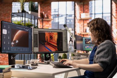 Genç bir kadın oyun geliştirme için yapay zeka destekli bir asistan kullanıyor. Futuristik oyun yazılımı. Program komutları işler ve makine öğrenme teknikleri kullanarak mekansal tasarımlar üretir.