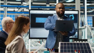 Hissedarlar belgeleri okuyor, temiz enerji üretiminde yatırım fırsatlarını tartışıyorlar. Güneş paneli yöneticileri fabrika ofisi güneş teknolojisi evrak raporlarını, kamera B 'yi inceliyorlar.