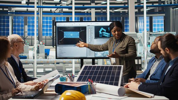 Заводские исследования и разработки подразделение ученых сотрудничают для тестирования наноматериалов для следующего поколения солнечных панелей, направленных на прорывы в долговечности и производительности, камера А