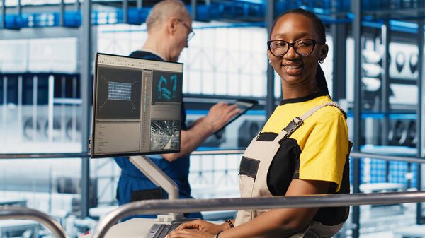 Портрет жизнерадостного фотовольтаического смарт-инженера завода, печатающего на ПК, исследующего фотоматериалы. Веселая женщина в промышленности 4.0 солнечных панелей завод разрабатывает зеленые энергетические системы прототипы, камера А