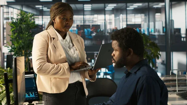 İşçilerin gelir, kazanç ve operasyonel verimlilik için kilit performans hedeflerini vurmasını sağlayan ofis müdürü. Kurumsal yönetim yönetim kurulu üyesi, işyerindeki çalışanla konuşuyor, kamera A