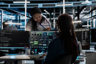 Veri merkezi yöneticisi denetleme mühendisi makine öğrenme sistemleri kuruyor ve bilgi yönetiyor. Sunucu merkezi işlemlerini geliştirmek için işçi eğitim düğümü ağaçlarını nöral ağları denetleyen denetleyici