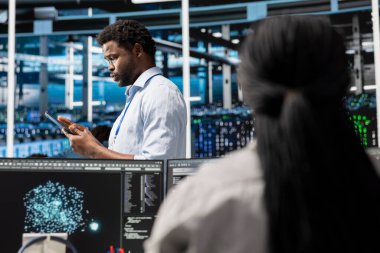 Veri merkezi teknisyeni, altyapı taleplerini tahmin etmek ve kaynak tahsisini optimize etmek için yapay zeka görselleştirme aracı kullanıyor. Sunucu tarım uzmanı öngörü bakımı için yapay zeka kullanıyor