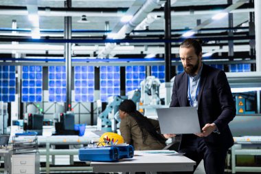 Fabrika iş akışını değerlendiren resmi kıyafet genel müdürü, iş uzmanlığı ve güneş teknolojisi imalat endüstrisindeki endüstriyel verimliliği birleştiriyor. Temiz enerji ve yenilik.