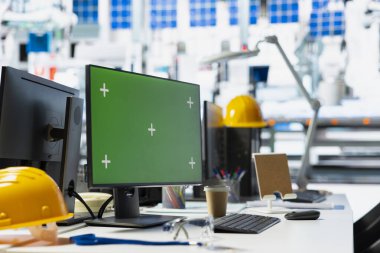 Güneş pili üretim tesisinde dizüstü bilgisayarda, sürdürülebilir çözümler ve daha ucuz enerji için güneş enerjisi mühendisliğinde izole bir kopya alanı görüntüsü. Yüksek teknoloji fabrikasında boş bir masa..