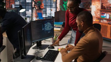 Ekip çalışması mühendisleri gelişmiş yapay zeka algoritmasını kodlarken yapışkan notlara mesaj yazıyorlar. Yapay Zeka Silikon Vadisi 'ndeki iş arkadaşları PC ekranına not bırakıyorlar. Kamera A