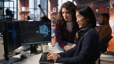 Mutlu programcı, AI 'nin yeni açılan ofis CTO yöneticisi masasına gelip inşaat başvurusu için yardım istiyor. İyimser çalışan, yazılım geliştirme ajansı A kamerasındaki kıdemli takım liderine sorular soruyor.