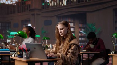 Öğrenci kız, diploma ödevi için celp kağıdı okuyup kütüphanede beleş hırsızlık belgesi çıkartıyor. Öğrenci bilgisayarına not alıyor. Kamera A.