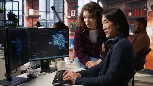 Счастливый программист приходит к офисному менеджеру AI, чтобы попросить помощи в разработке приложения. Бодрый сотрудник задает вопросы руководителю группы разработчиков программного обеспечения, фотоаппарату А