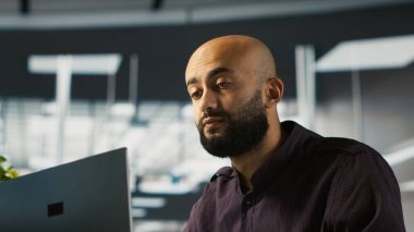 Sıcak ofisteki gülümseyen bir çalışan şirket projesinde çalışıyor, birden fazla iş yapıyor. Neşeli serbest çalışan e-postaları cevaplayan, klavyede yazan, modern işyerinde çalışan, kamera A, yakın çekim.