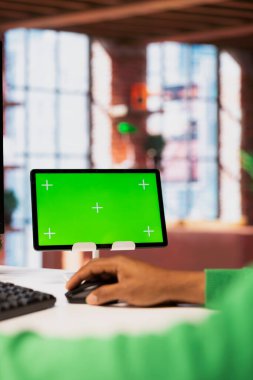 Evdeki adam sosyal medya sitesine girip mim 'lere bakmak için izole ekran tableti kullanıyor. Dairedeki kişi internetten komik içeriklere bakıyor, yakın çekim.