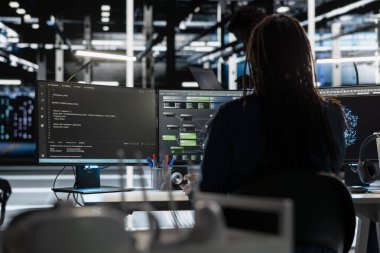 Sunucu odası programcısı, yapay zeka kullanarak operasyonel verimliliği arttırıyor ve çalışma süresini kısaltıyor. İşçi PC kullanarak veri merkezi ekipmanları için yapay zeka çözümleri tasarlar ve uygular