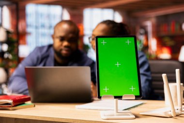 Siyah çift sürmekte olan bir Wi-Fi problemini, modemlerini kopyalama alanının yanına yeniden yükleyerek, bağlantı hatalarını gidermeye ve farklı ağ yapılandırmalarını test ederek düzeltmeye çalışıyor. Sinyal kaybı.