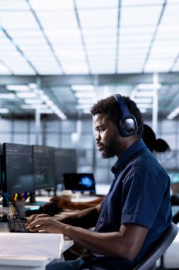 Sistem yöneticisi sunucu çiftliğini müşterilerin veri işleme gereksinimleri için optimize ediyor. Bilgi işlem merkezi dişlilerinin verimli çalışmasını sağlamak için çalışan bilişim uzmanı