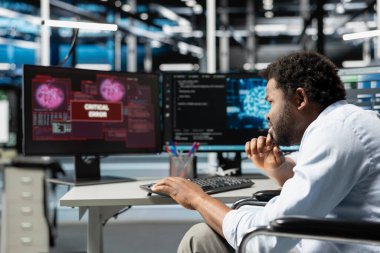 Veri merkezi yönetimi, yapay zeka sinirsel ağları kullanılarak alınan hata nedeniyle sorunlu. Sunucu odası çalışanı, donanımı yapılandırmak için yapay zeka kullanırken hatalı uyarı iletisinden dolayı kafası karışmış