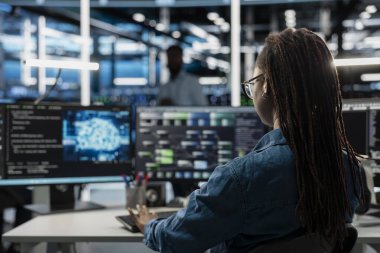 Sunucu odasında kontrol için yapay zeka kullanan mühendis geniş bilgisayar kaynakları ve depolama sağlıyor, yapay zekanın eğitim ve çıkarım için devasa veri tabanlarını işlemesine olanak sağlıyor.