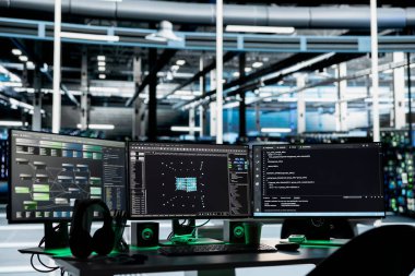 Ağ kaynaklarını kontrol eden veri merkezindeki bilgisayarları kapat. Yüksek teknoloji sunucu odasındaki donanım muazzam bir bilgisayar gücü sağlıyor, muazzam miktarda veri işleme ve depolama kapasitesine sahip.