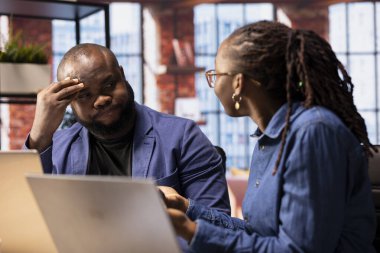 Ortağıyla serbest görevler için kavga eden hoşnutsuz ve kariyerlerine ilgi göstermedikleri için kızgın bir kadın. Afrikalı Amerikalı çift evde tartışıyor..