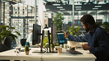 Çalışan ofise geliyor, belgelerdeki gelir rakamlarına bakıyor. Ofisteki muhasebeci iş vardiyasına başlıyor, şirket istatistiksel numaralarını karşılaştırıyor, son teslim tarihinden önce işleri bitirmek için çok çalışıyor