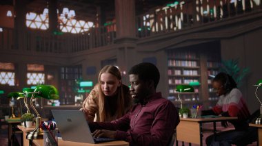 Çeşitli öğrenciler kütüphanede bir üniversite ödevinde birlikte çalışıyorlar, genel veritabanına ve akademik özel kitap koleksiyonuna danışıyorlar. Gençler yüksek notlara odaklanır. Kamera B.