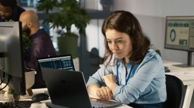 Neşeli işçi, olumlu iş başarısının yanında kendini iyi hissediyor. Görevlerini başarıyla tamamlayan A kamerasından etkilenen gülümseyen kadın, başarıyı kutluyor.