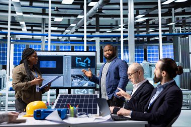 Güneş panelleri, güneş enerjisini nasıl kullanacaklarını araştıran bitki araştırma ve geliştirme uzmanları üretiyor. Fotovoltaik fabrikası mühendislik ekibi geliştirme verimliliğini artırmak için birlikte çalışıyor..