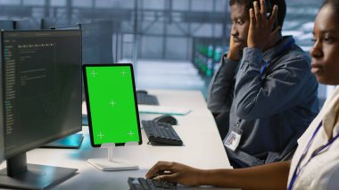 Programcılar sunucu odasında izole edilmiş ekran tableti kullanarak felaket kurtarma planları geliştiriyor ve en az dinlenme süresini sağlıyor. Veri merkezi çalışanı krom anahtar cihazına bakıyor, performansı izliyor, kamera A