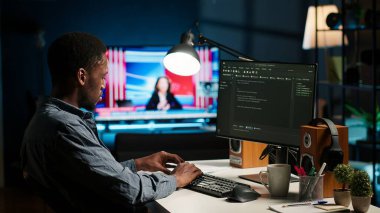 Afrika kökenli Amerikalı bir adam yapay zeka ve derin öğrenme ile ilgili kod ve programlama üzerinde çalışıyor. Erkek bilişim mühendisi siber güvenlik ve sinir ağını sağlamak için bilgisayar kullanıyor. Kamera B.