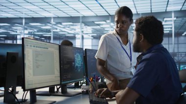 Şirket ağ altyapısını koruyan veri merkezi mühendisinden geri bildirim alan yönetici. Sunucu merkezindeki ekip lideri dinleme işçisi optimal sistem performansı sağlıyor, kamera A