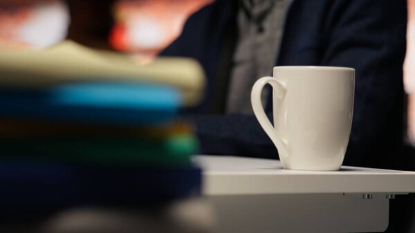 Старший инженер кодирует продвинутый алгоритм ИИ в офисе стартапа, совершенствуя модели машинного обучения для повышения автоматизации. Руководитель азиатского технического директора на платформе кодирования в Силиконовой долине, крупный план