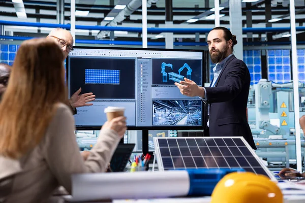 Photovoltaics fabrika satış ekibi müşterilere yatırım fırsatları sunuyor. Yatırımcılara güneş paneli ürünlerini sunan fabrika temsilcileri, ileri teknolojiyi vurguladılar