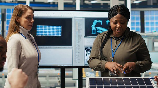 Собрание акционеров на фотоэлектрическом заводе, анализ рыночных тенденций для определения инвестиционных стратегий. Менеджеры мозгового штурма инноваций, расширение производственных возможностей завода, камера В