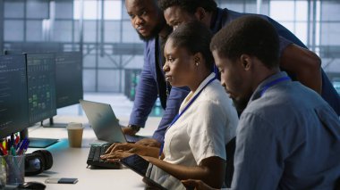 Veri merkezi teknisyenlerinden oluşan bir ekip donanım yapılandırarak ve sorun çözerek şirket ağ altyapısını koruyor. Takım çalışması sunucu merkezi meslektaşları optimal sistem performansı sağlıyorlar, kamera A