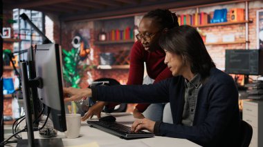 Programcı, AI 'nin yeni açılan ofis CTO yöneticisi masasına yardım istemek için geliyor. Çalışan, yapay zeka yazılım geliştirme ajansı A kamerasındaki kıdemli ekip liderine sorular soruyor.