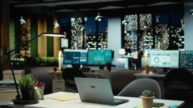 Modern iş alanları tahmin ölçümleri ve grafiklerle parıldıyor. Teknoloji ve bilgisayarlarla donatılmış kurumsal boş alan işletme hedeflerinin yönetimini yansıtıyor.